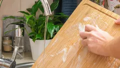 Så här förhindrar du att bakterier får fäste på skärbrädan med hjälp av ett enkelt huskur