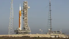 NASA har inlett nedräkningen inför den första bemannade månresan på 53 år